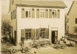 Ansicht der Schmiede Müller mit Gustav und Richard Müller, um 1930 (Fotosammlung Gust Müller)