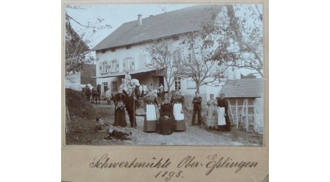 1895 Die Schwertmühle mit der Belegschaft vor dem Haus