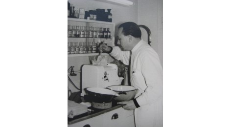 Apotheker Dr. Alfred Müller in der Salbenküche, 1950er Jahre