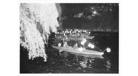 nächtliche Bootsfahrt mit Lampions, um 1970