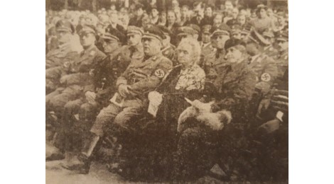 Honoratorien, teilweise in Uniform. bei der Eröffnung der Hans-Schemm-Schule. In der Mitte, die Mutter.
