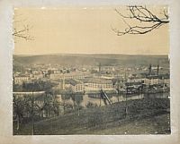 Blick auf die Fabrikanlage der Kammgarnspinnerei Merkel & Kienlin vom Eisberg aus gesehen.Im Vordergrund der Alicensteg, der den Arbeitern eine erhebliche Wegabkürzung ermöglichte.