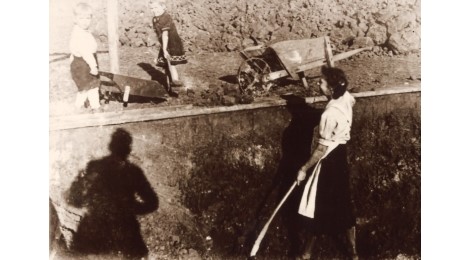 Frau bei Arbeiten zum Ausheben eines Kellers