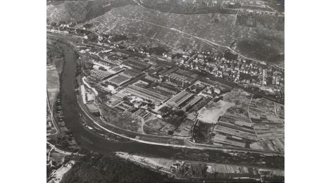 Luftaufnahme der Maschinenfabrik mit der Neckarschleife, um 1920