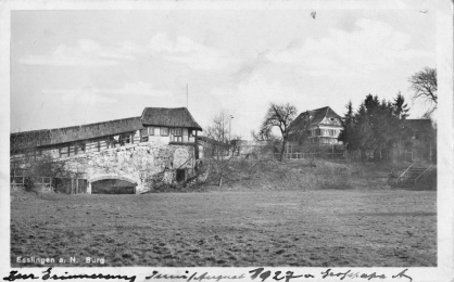 Innenraum des Burgareals vom Seilergang aus. Links das Melachäuschen, rechts die Burgschenke, Anfang 20. Jahrhundert