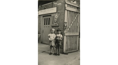 Mietwaschküche, im Vordergrund ein Mädchen und ein Junge, 1954