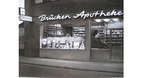 Schaufensterfront der Brücken-Apotheke, 1950er/1960er Jahre