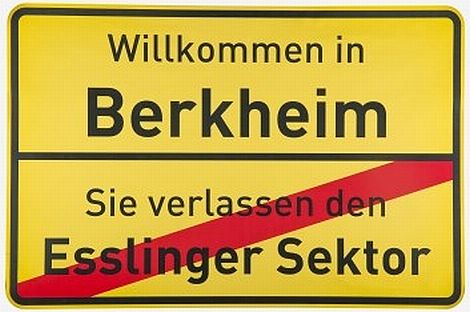 1. Mai Scherz: Aufkleber über das Ortsschild