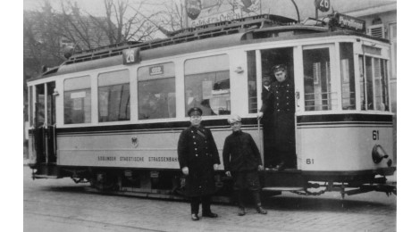 Wagen der Städtischen Straßenbahn mit Personal, Anfang 20. Jahrhundert
