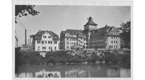 Das Verwaltungsgebäude der Maschinenfabrik. Im Vordergrund der Neckar (ca. 1912)