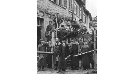 1899 Adolf Eberspächer (Inhaber 2.Generation) mit Betriebsangehörigen in der Webergasse Quelle: Firmenarchiv Eberspächer